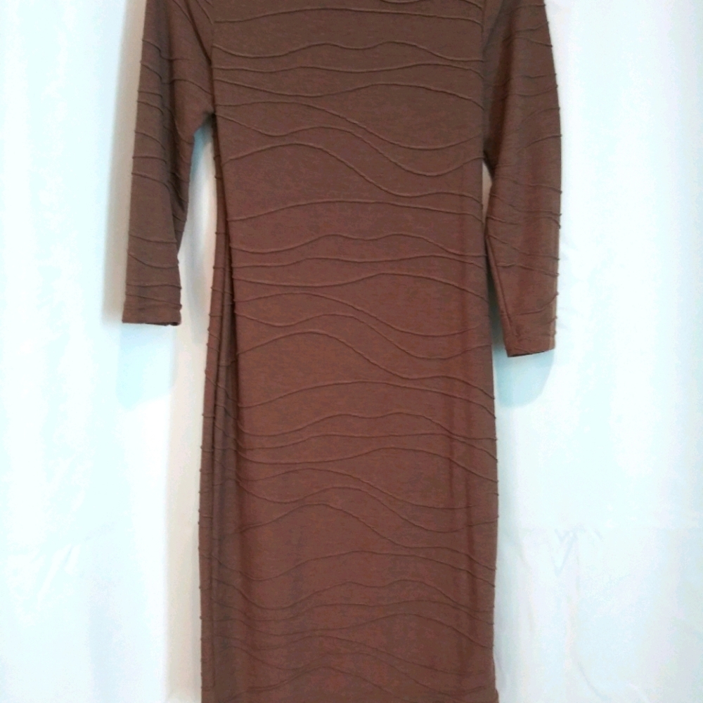 Midi dress with 1/2 sleeve fits lovely to the body